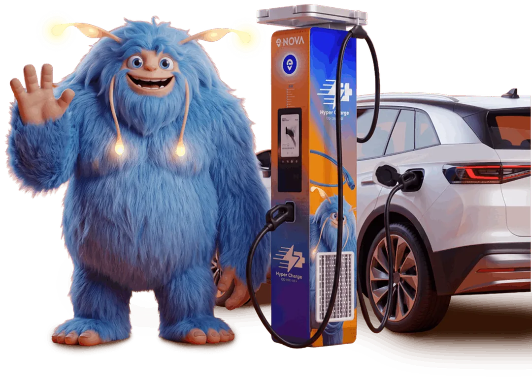 Mascota Novu lângă o stație EV-NOVA și o mașină electrică la încărcat